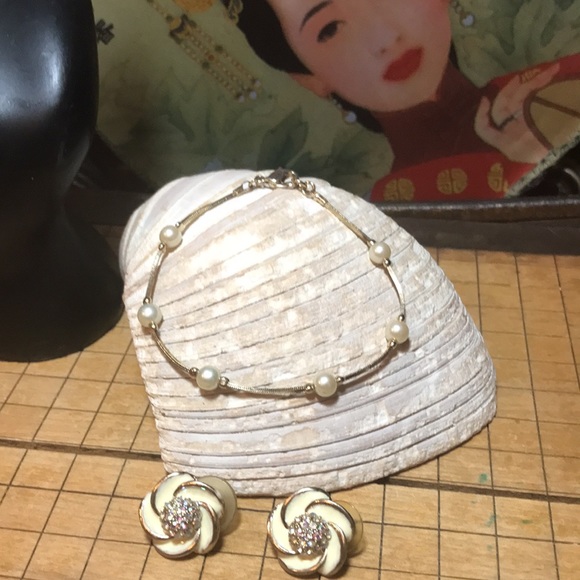 Costume Pearls Bracelet 7.5”L, AB Crystals, Cream Enamel Flower Earrings EVC - Picture 4 of 10